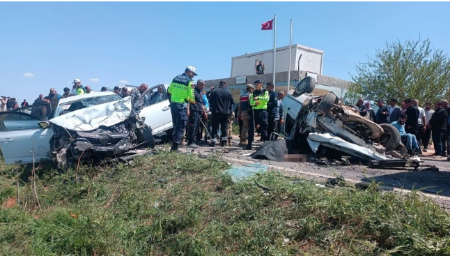 Şanlıurfa'da feci kaza! Çarpışan iki araç hurdaya döndü. Ölüler ve yaralılar var