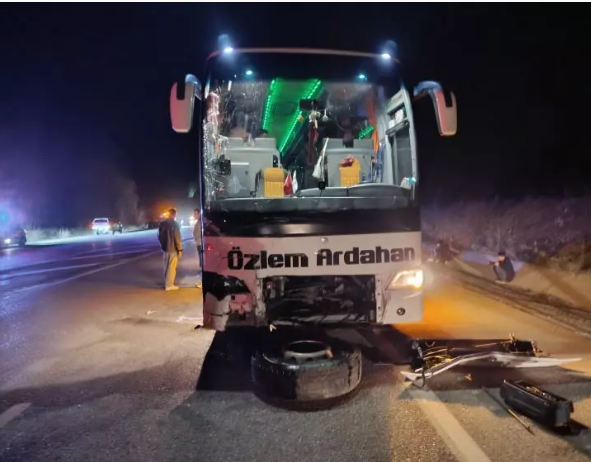 Sivas'ta yolcu otobüsü ile otomobil çarpıştı: 10 kişi yaralandı